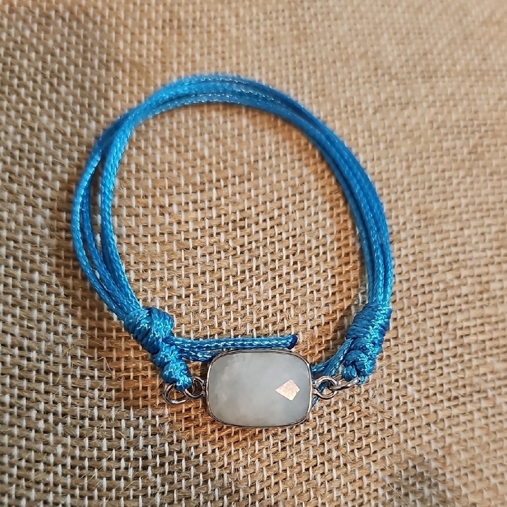 Blue and White Adjustable Bracelet With Quartz Stone.